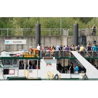 7550_2832 Fahrgäste auf dem Oberdeck der Elbfähre am Anleger Neuenfelde. | Stadtteil Hamburg Cranz - Bezirk Hamburg Harburg - Lauf der Este im Alten Land